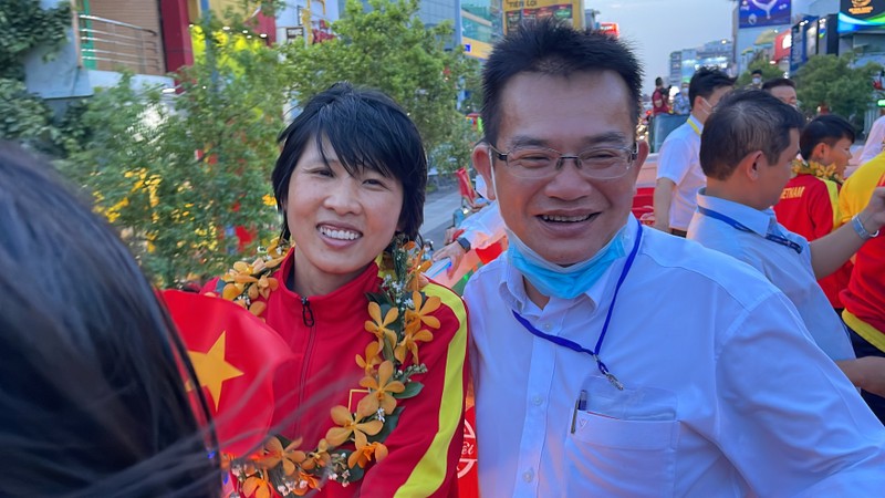 Tuyển nữ Việt Nam diễu hành ở TP.HCM, nhận thưởng hơn 10 tỉ - ảnh 7