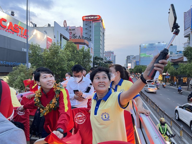 Tuyển nữ Việt Nam diễu hành ở TP.HCM, nhận thưởng hơn 10 tỉ - ảnh 6