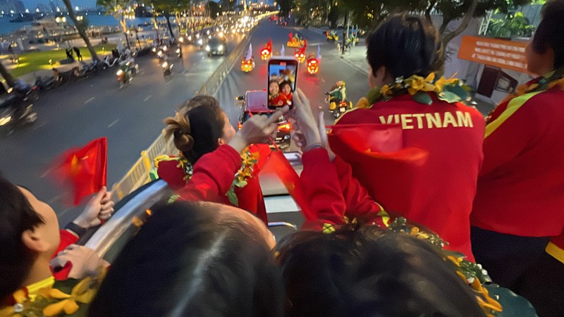 Tuyển nữ Việt Nam diễu hành ở TP.HCM, nhận thưởng hơn 10 tỉ - ảnh 11