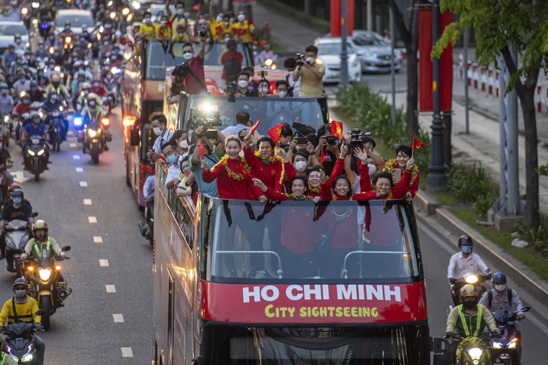 Tuyển nữ Việt Nam diễu hành ở TP.HCM, nhận thưởng hơn 10 tỉ - ảnh 3