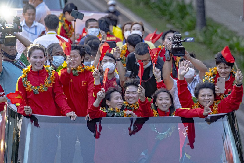 Tuyển nữ Việt Nam diễu hành ở TP.HCM, nhận thưởng hơn 10 tỉ - ảnh 5