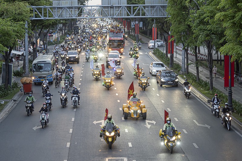 Tuyển nữ Việt Nam diễu hành ở TP.HCM, nhận thưởng hơn 10 tỉ - ảnh 4