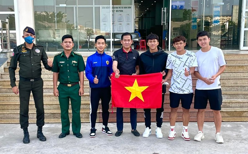 Tuyển thủ U-23 Việt Nam đi đường bộ sang Campuchia để kịp đấu Thái Lan - ảnh 2