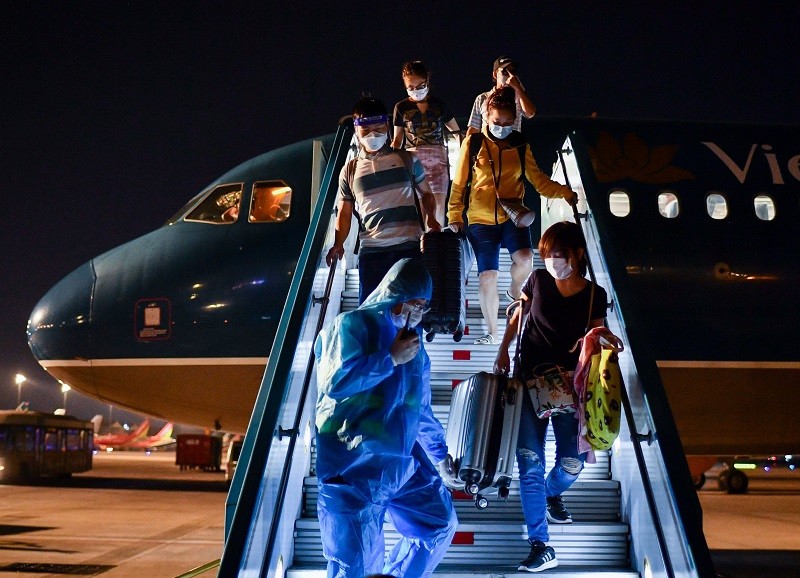 Sân bay Tân Sơn Nhất đón chuyến bay thường lệ đầu năm - ảnh 1