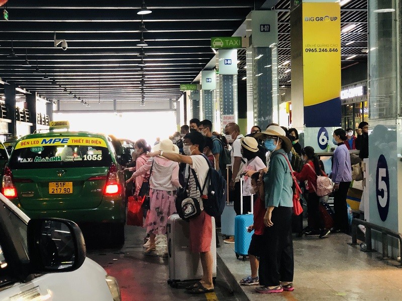 Mở thêm 2 làn ô tô đón khách ở sân bay Tân Sơn Nhất - ảnh 1