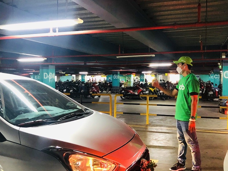 Yêu cầu sân bay Tân Sơn Nhất bố trí đủ xe phục vụ khách - ảnh 1