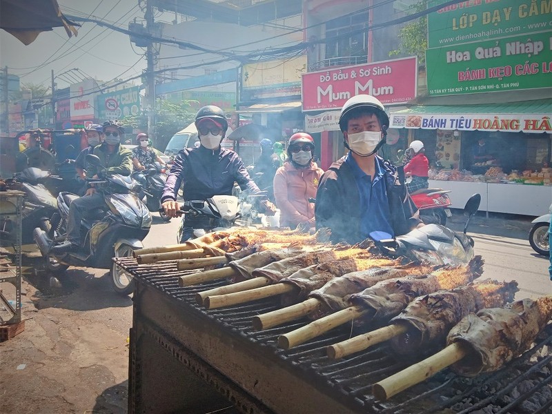 Cá lóc nướng đặc sản Tây Bắc hút khách ngày vía Thần Tài  - ảnh 5