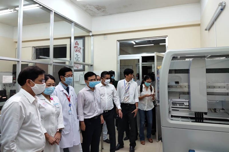 Tập đoàn Hưng Thịnh tặng máy xét nghiệm COVID-19 cho Khánh Hòa - ảnh 1