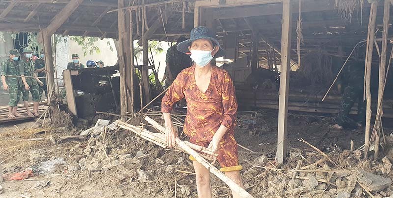 Tang thương làng nghèo sau lũ dữ ở Phú Yên  - ảnh 1