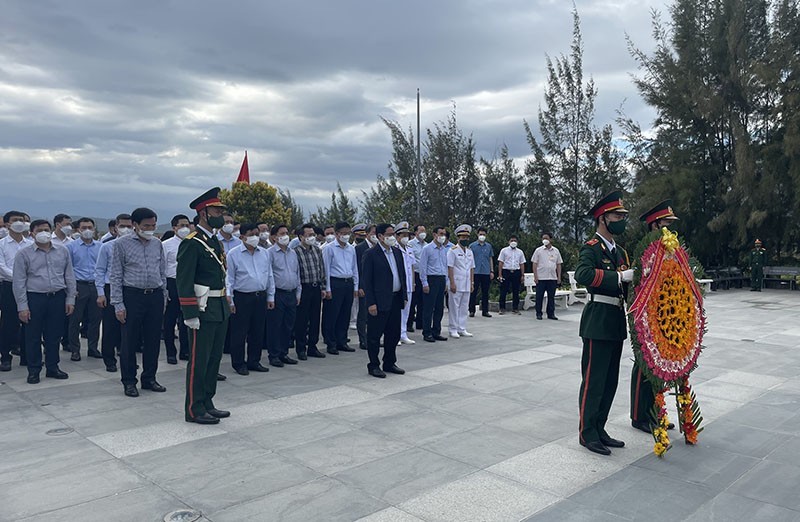 Thủ tướng Phạm Minh Chính dâng hương tưởng niệm các liệt sĩ Gạc Ma - ảnh 2