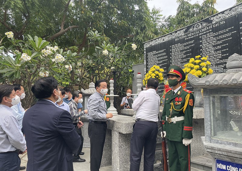 Thủ tướng Phạm Minh Chính dâng hương tưởng niệm các liệt sĩ Gạc Ma - ảnh 5