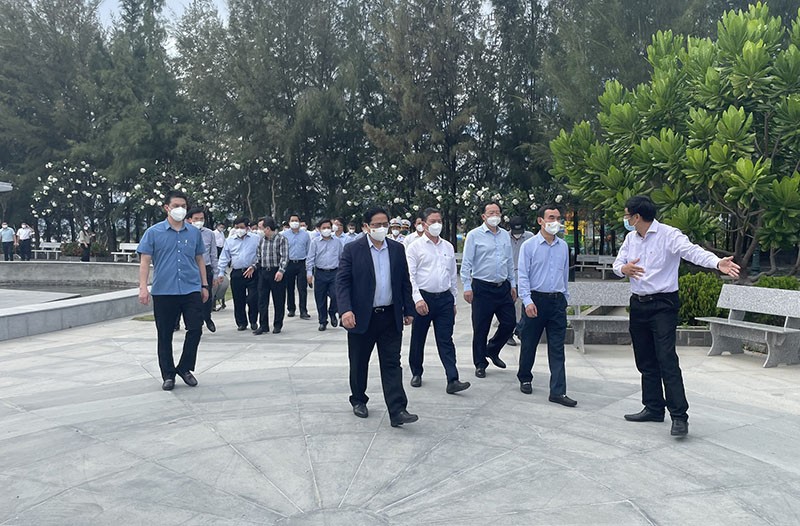 Thủ tướng Phạm Minh Chính dâng hương tưởng niệm các liệt sĩ Gạc Ma - ảnh 4