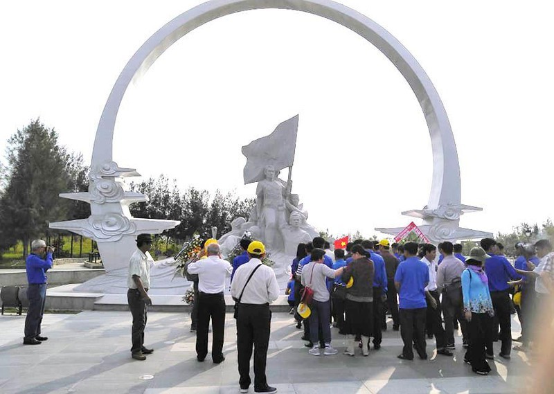Thủ tướng Phạm Minh Chính dâng hương tưởng niệm các liệt sĩ Gạc Ma - ảnh 7