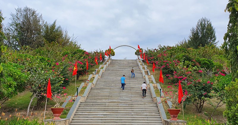 Hàng ngàn người đến Khu tưởng niệm tri ân 'Những người nằm lại phía chân trời' - ảnh 12