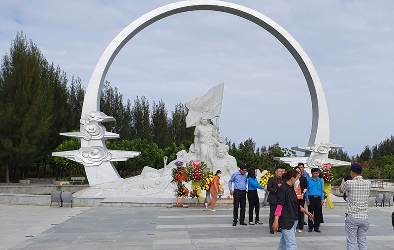 Hàng ngàn người đến Khu tưởng niệm tri ân 'Những người nằm lại phía chân trời' - ảnh 5