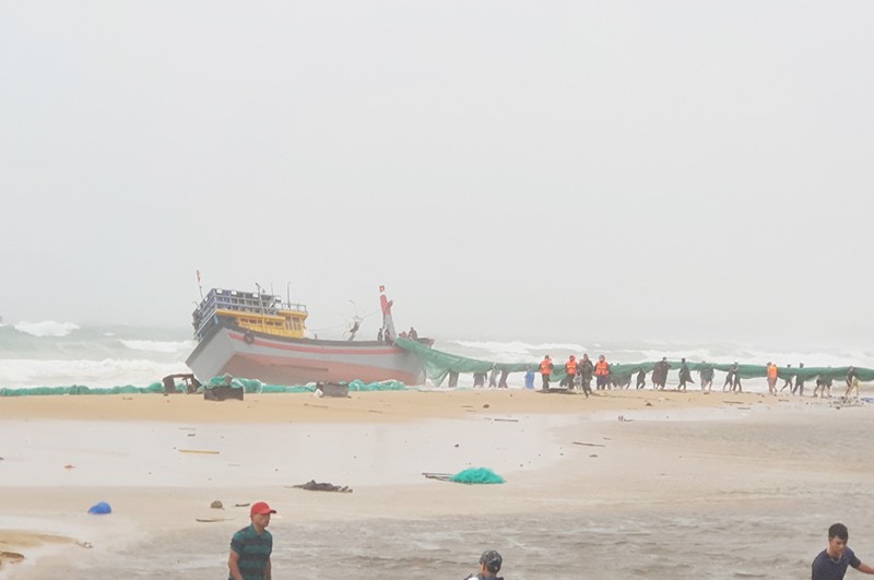 Hàng chục tàu thuyền ở Phú Yên bị chìm do mưa, gió bất thường - ảnh 3