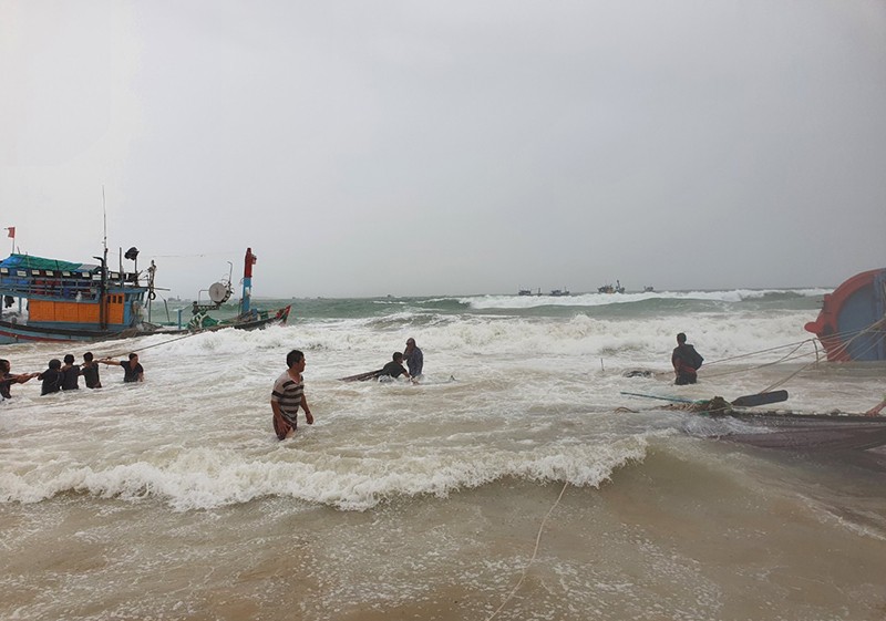 Hàng chục tàu thuyền ở Phú Yên bị chìm do mưa, gió bất thường - ảnh 5