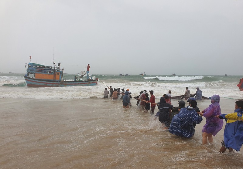 Hàng chục tàu thuyền ở Phú Yên bị chìm do mưa, gió bất thường - ảnh 1