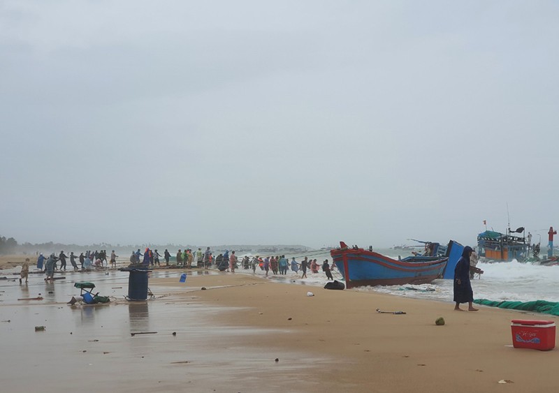 Hàng chục tàu thuyền ở Phú Yên bị chìm do mưa, gió bất thường - ảnh 6