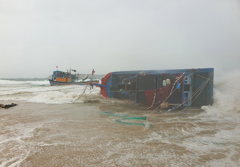Hàng chục tàu thuyền ở Phú Yên bị chìm do mưa, gió bất thường - ảnh 2