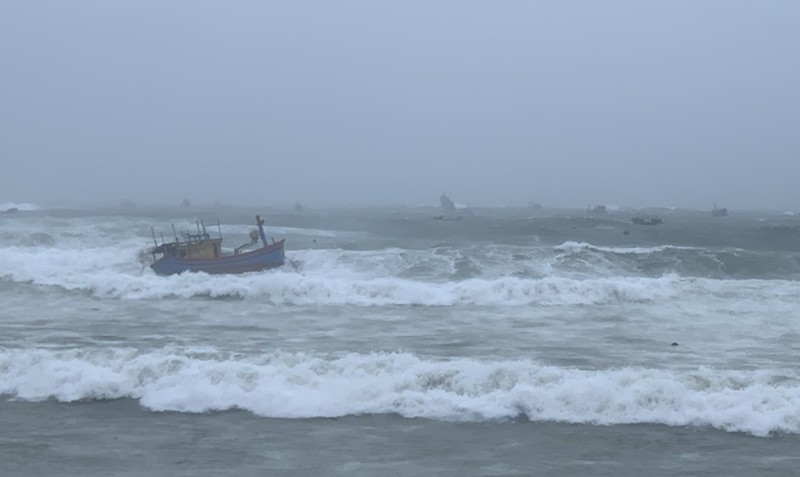 Hàng chục tàu thuyền ở Phú Yên bị chìm do mưa, gió bất thường - ảnh 8
