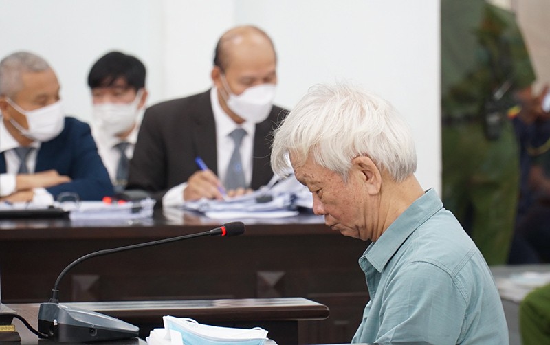 Tự bào chữa, cựu chủ tịch tỉnh Khánh Hòa khóc và nói mình không vụ lợi - ảnh 1