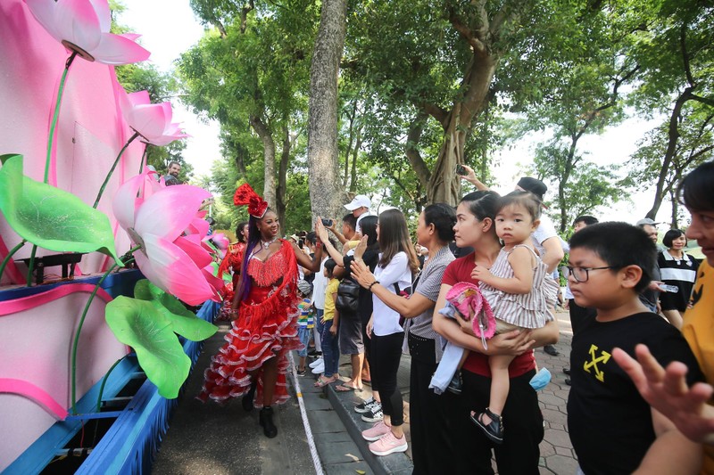 Hà Nội sôi động với Carnival và Liên hoan múa rồng - ảnh 2