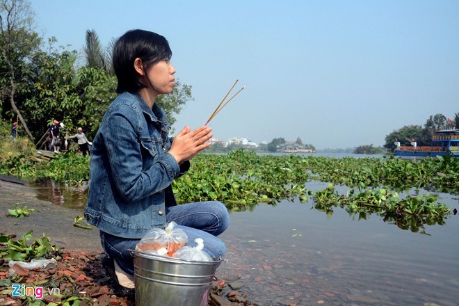 Bất lực nhìn cá chép bị chích điện khi vừa thả