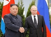 Video: Màn bắt tay giữa 2 ông Putin-Kim lần đầu gặp nhau