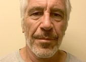 Tỉ phú ấu dâm Jeffrey Epstein tự sát trong tù