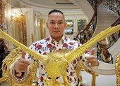 Vua cần cẩu khoe nhà dát vàng, sống chung với 4 bà vợ