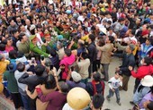 Đỗ Thị Hà về quê thăm nhà, người dân vui mừng ra đón