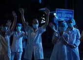 Xúc động bác sĩ và người dân khu phong tỏa hát vang lúc 0 giờ