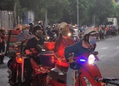 Ngư dân Đà Nẵng xếp hàng ‘xuyên đêm’ chờ lấy mẫu xét nghiệm
