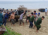 Ngư dân Đà Nẵng đội mưa kéo thuyền thúng chạy bão số 5