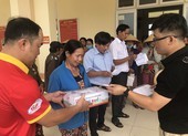 Bà con Quảng Nam phấn khởi vì có tiền lợp lại mái tôn