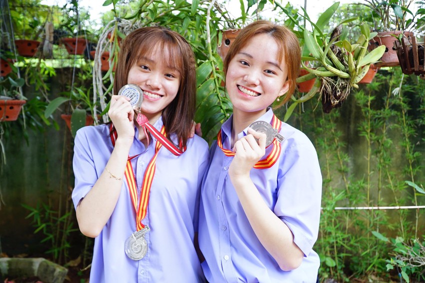 Cặp song sinh ở Đắk Lắk với điểm thi tốt nghiệp "khủng" ảnh 1