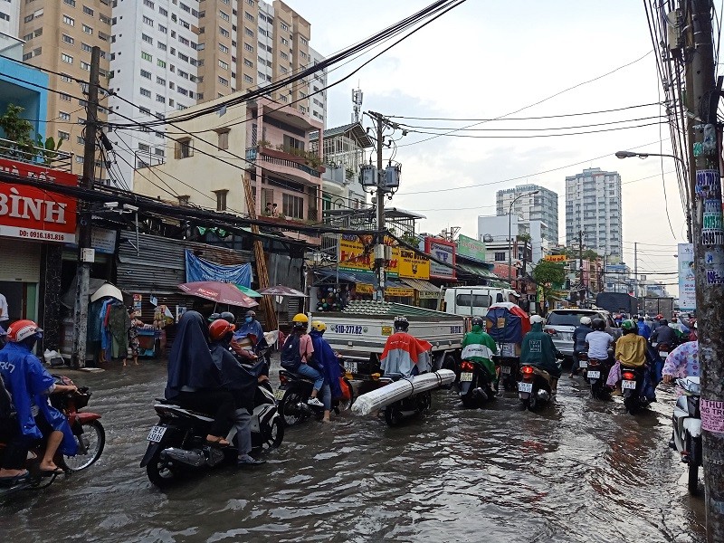 Sau cơn mưa, giao thông đường Lạc Long Quân hỗn loạn