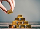 'Cá mập' ồ ạt mua, giá vàng khó xuống thấp?