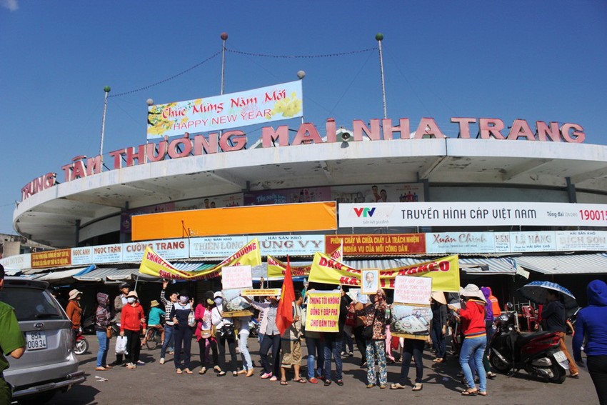Tiểu thương chợ Đầm - Nha Trang đồng loạt bãi thị ảnh 1