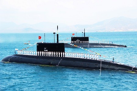 Tàu ngầm Kilo trình diễn dịp kỷ niệm 60 năm thành lập Hải quân Việt Nam