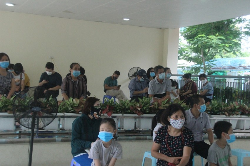 Người Hà Nội về từ Đà Nẵng giục nhau đi test nhanh COVID-19 ảnh 1