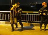 Say rượu ngã xuống sông, công an phải đu dây để cứu