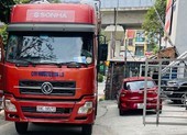 Xe container tải trọng 40 tấn đi lùi trên cao tốc