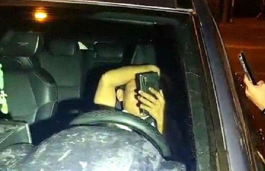 Cán bộ cố thủ trong xe, giật giấy tờ trên tay CSGT bị xử phạt ảnh 1