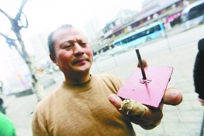 Kinh hoàng với màn 'trồng cây chuối' trên đinh sắt ảnh 4