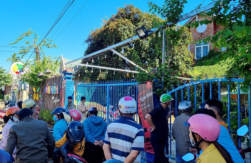 Chủ quán cà phê tử vong trong nhà tắm ở tư thế treo cổ ảnh 2