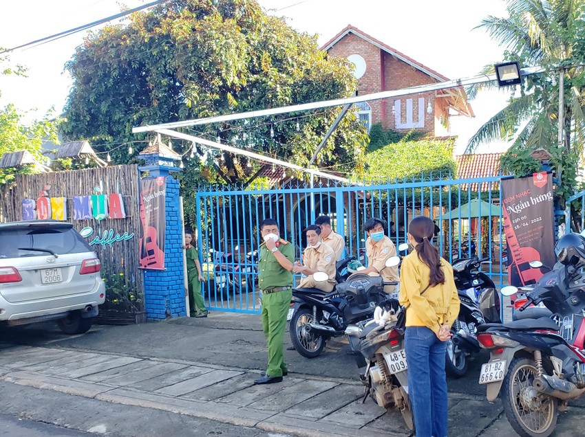 Chủ quán cà phê tử vong trong nhà tắm ở tư thế treo cổ ảnh 1