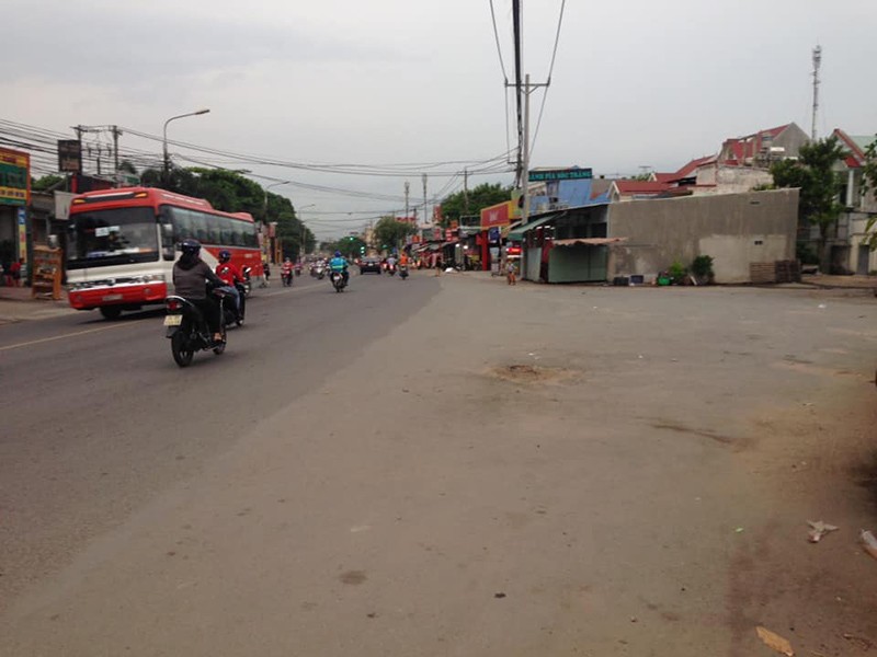 Cần sơn phản quang cột đèn trơ trọi giữa đường ảnh 2
