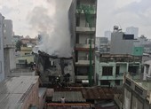 Xưởng giày ở quận 4 cháy lớn dưới trời mưa